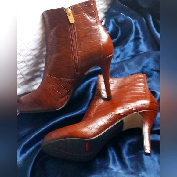 Womens boots - Picture 1 of 3